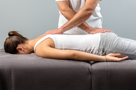 featured_0017_male-osteopath-doing-back-massage-on-young-woman-picture-id698120182
